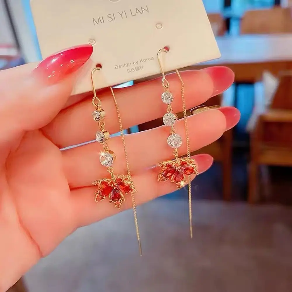 Женские серьги-гвоздики в виде кленового листа