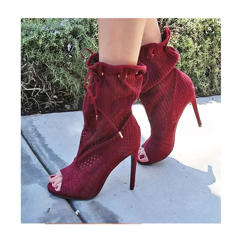 

Ботильоны женские кожаные с перфорацией, бандажные пикантные полусапожки на высоком каблуке, с открытым носком, с вырезами, на шнуровке