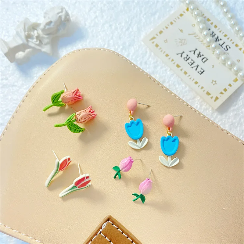 

2023 New Ins Simple Flower Earrings European and American Minority Design Small Cute Sweet Temperament Lady Earrings Wholesale