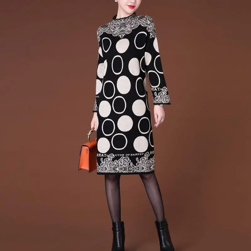 Женское трикотажное платье-миди в горошек