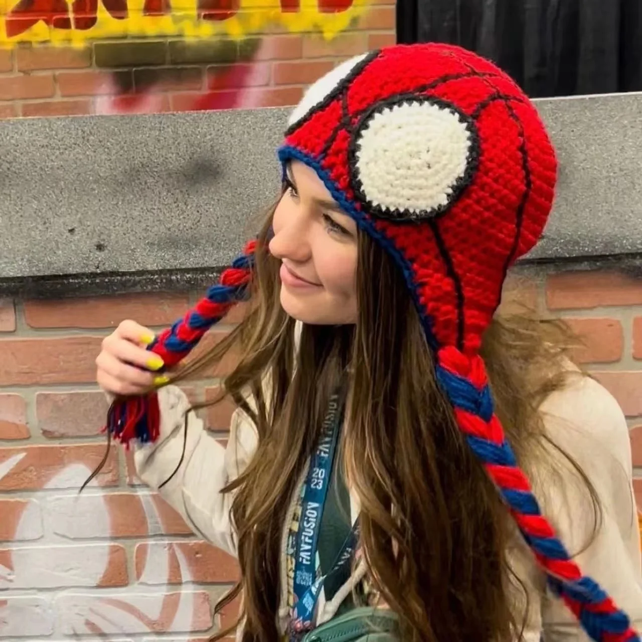 Вязаная шапка-бомбер с рисунком Человека-паука