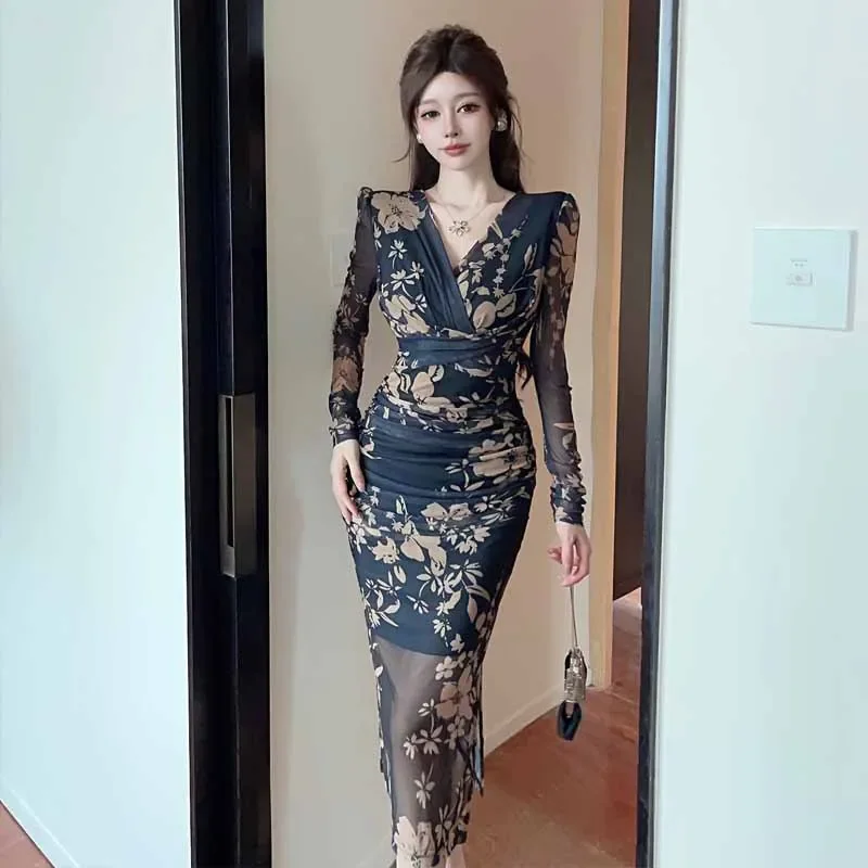 2024. Модная женская одежда. Нежное сетчатое платье с открытым верхом и закрученной