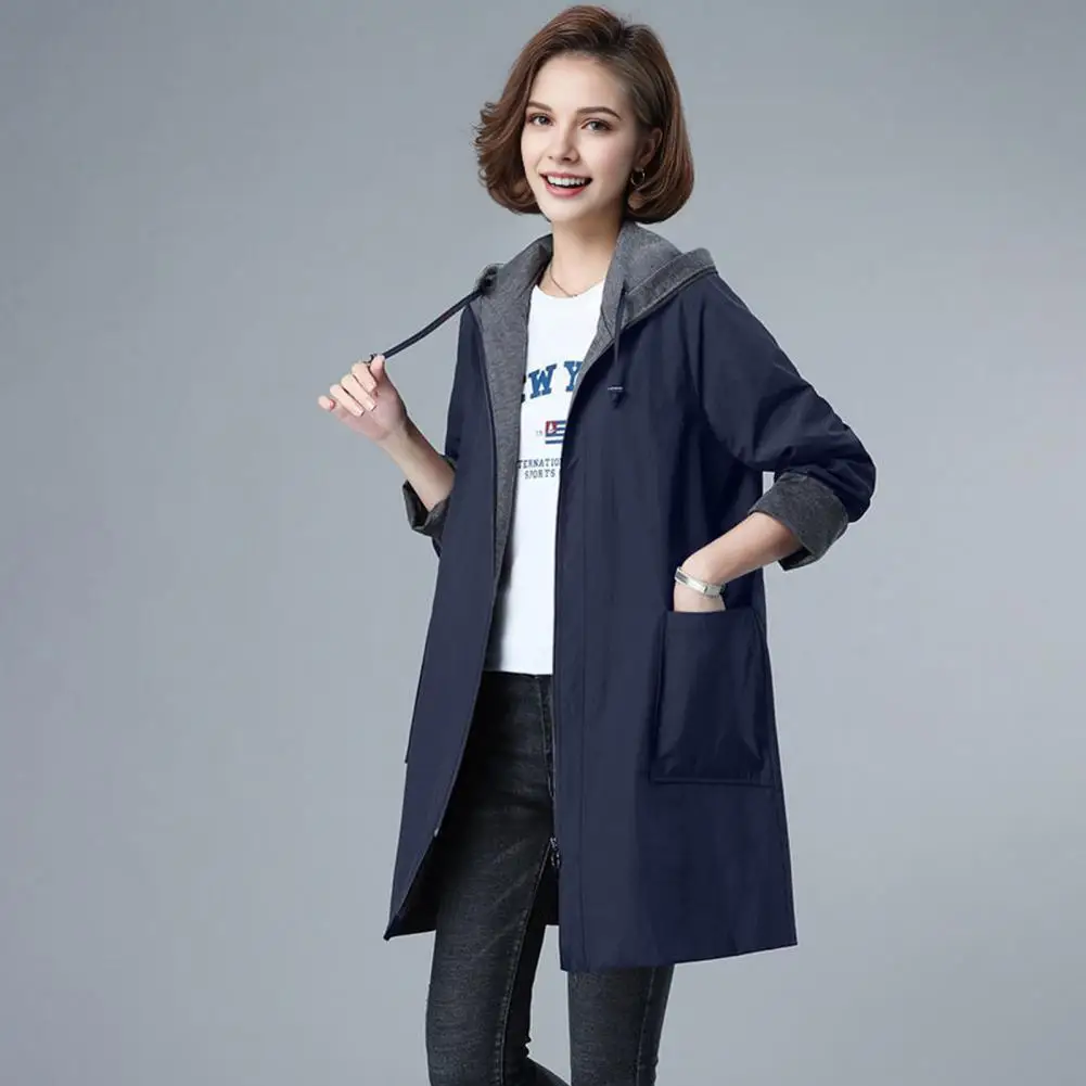 Женская ветровка с капюшоном на молнии большими карманами