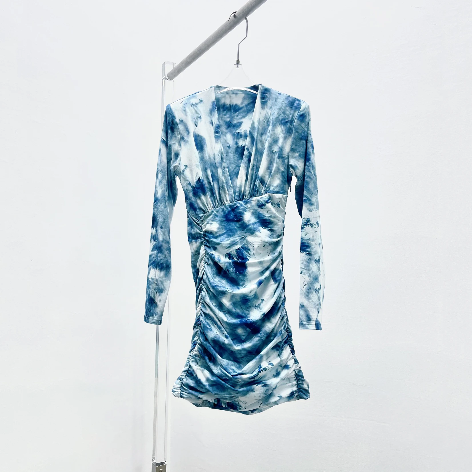 

Fashion sexy deep V-neck slim package hip new in dresses sky blue tie-dye print pleated decoration mini Women's dress 2023 new