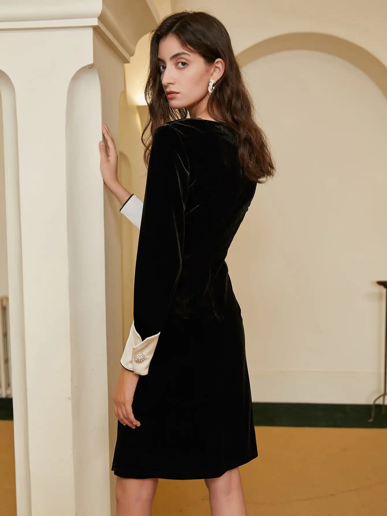 AEL Осень 2024 новое облегающее однотонное платье с длинными рукавами и разрезом по