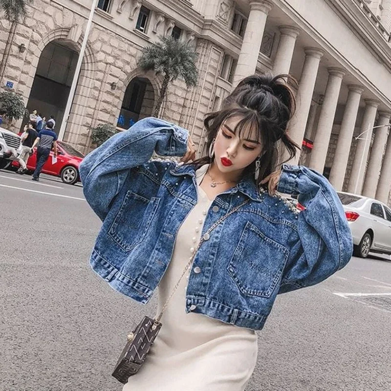 Женская короткая джинсовая куртка укороченная синяя из денима с вышивкой