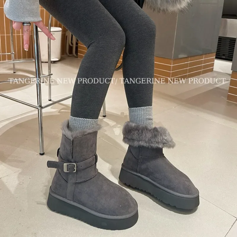 Зимние зимние сапоги до середины икры на плоской подошве с круглым носком.