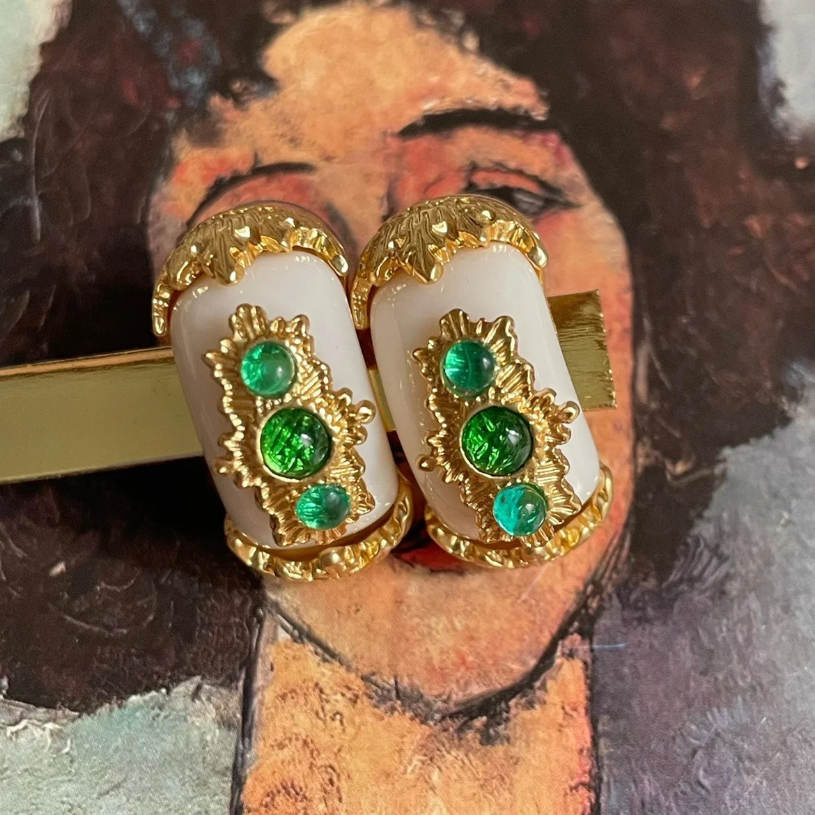 Женские винтажные серьги-кольца с зеленым камнем