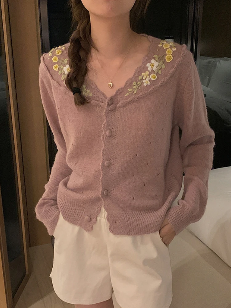 

Вязаный кардиган Korobov с цветочной вышивкой, нежный винтажный свитер с V-образным вырезом, шикарное милое пальто, однотонная Новинка, модные свитера