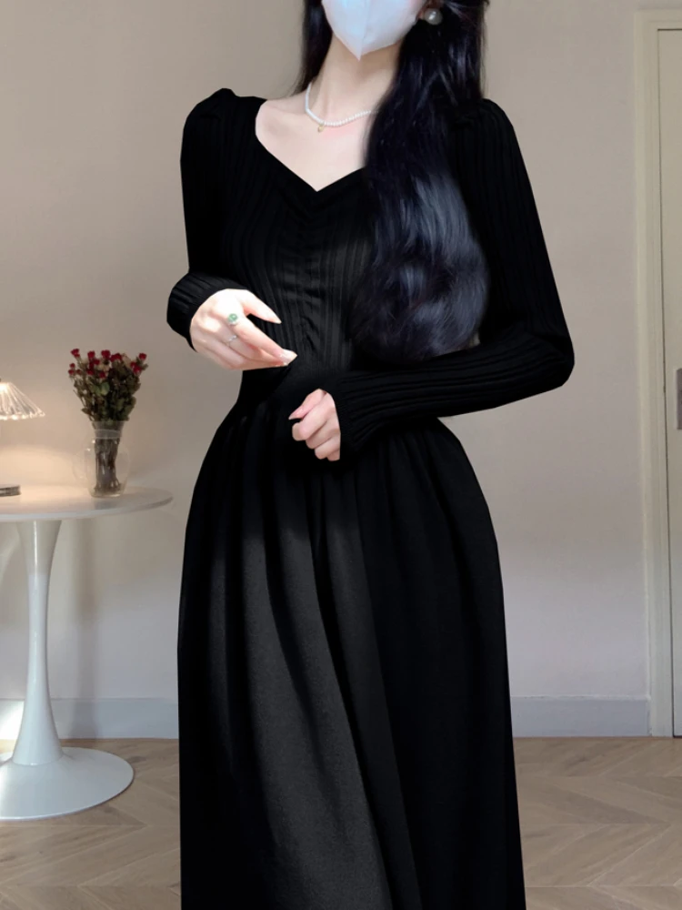 Женское трикотажное платье-свитер с V-образным вырезом