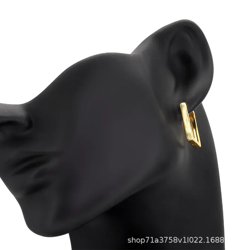 Женские серьги-кольца геометрической формы