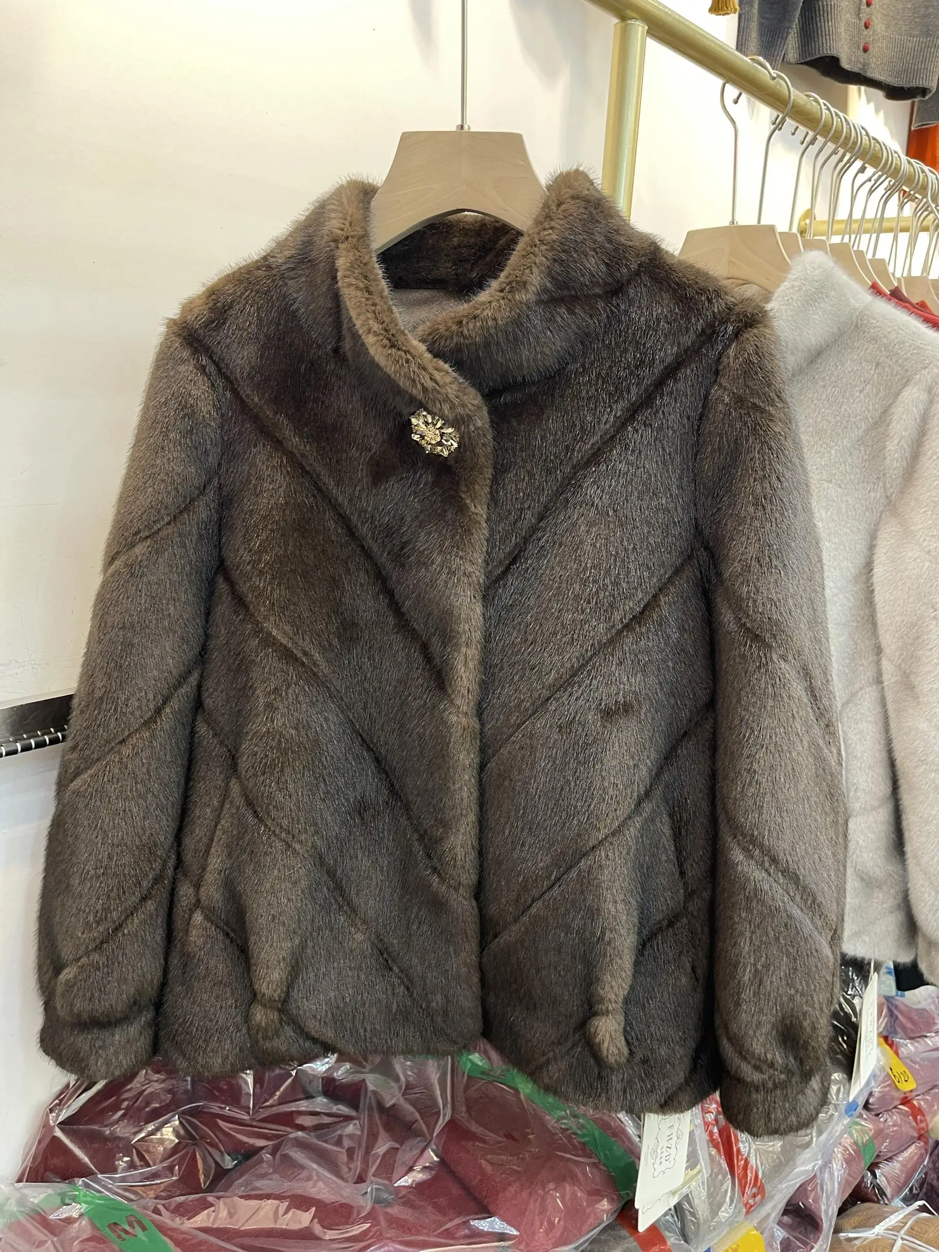 Модное женское платье среднего возраста короткая меховая верхняя одежда новинка