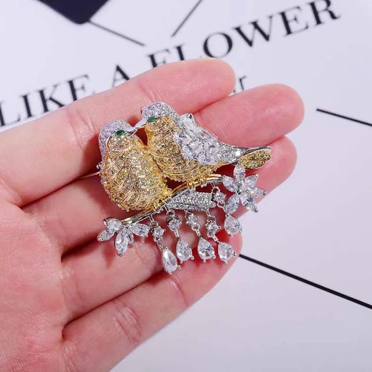 

2023 New Korean Version of The Micro-encrusted Zircon Pin Love Bird Brooch Fashion Temperament Suit Pin Holiday Gift Jewelry