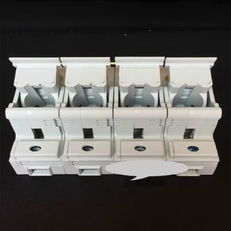 RT18-125AM/4P цилиндрический низковольтный предохранитель установленный на рейке