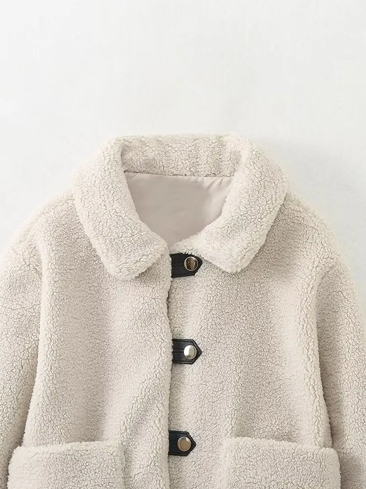 Женское однобортное пальто с отложным воротником длинными рукавами и карманами