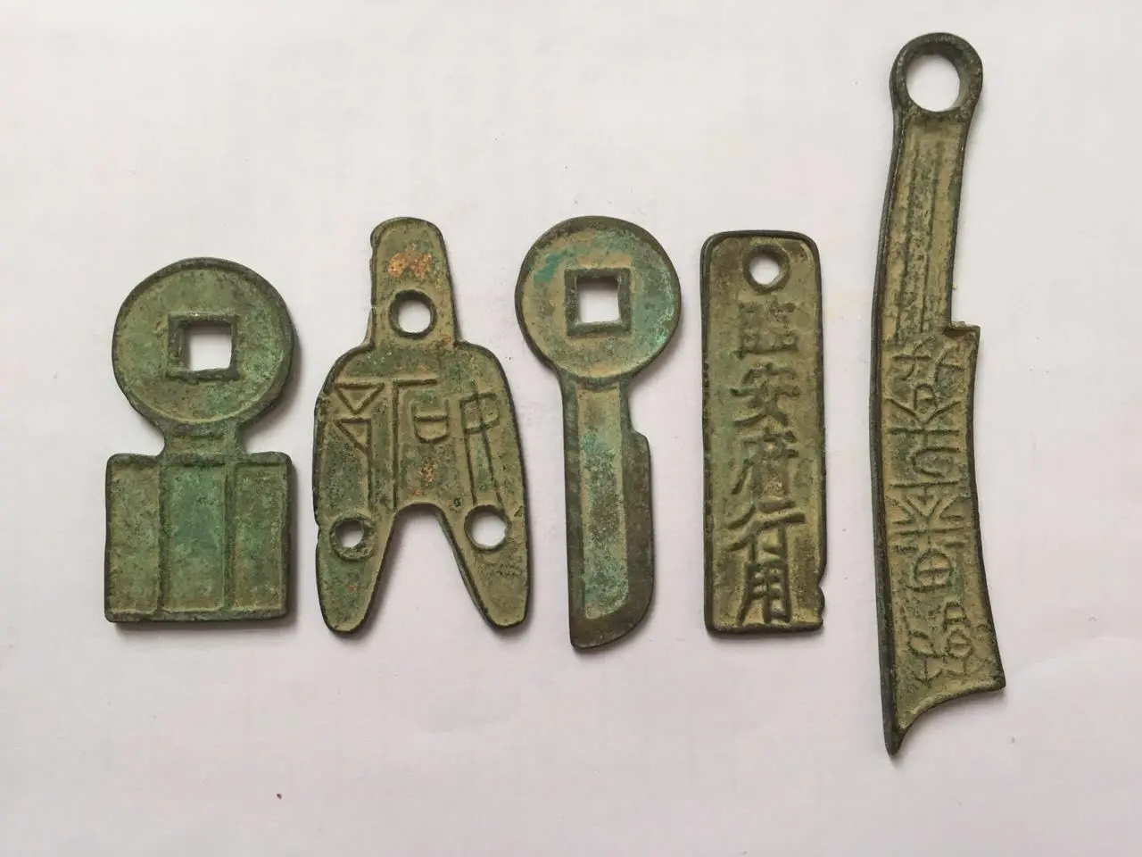 

Сбор китайских пяти различных типов бронзовых монет старой династии