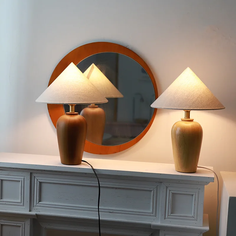 Винтажная настольная лампа рабочая с деревянной подставкой и тканевым оттенком