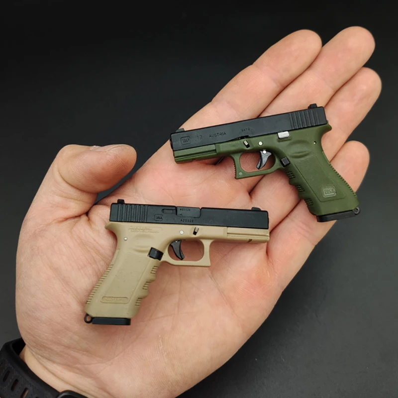 

Мини Glock 17 металлические игрушечные пистолеты 70 мм Миниатюрный пистолет брелок для ключей игрушки для мальчиков оружие портативная сборка ...