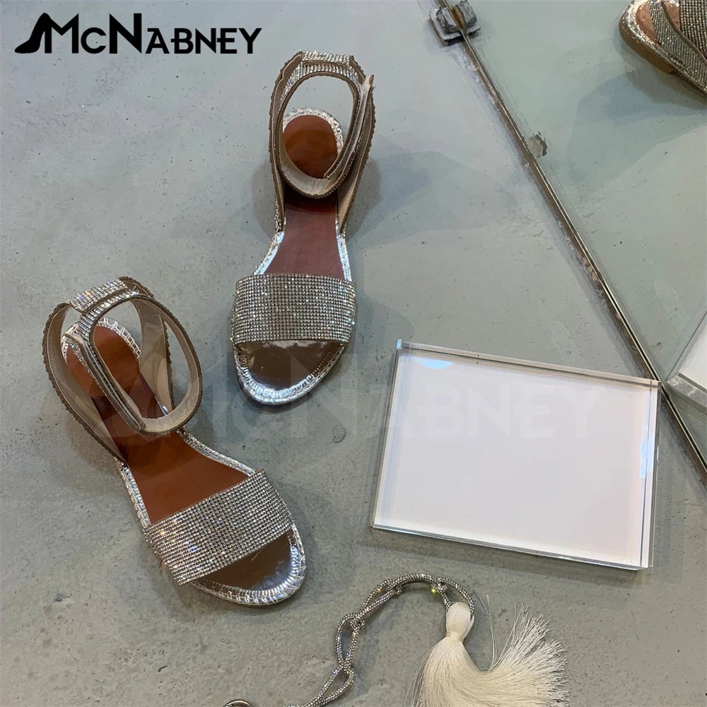 Сандалии Серебристые на плоской подошве со стразами