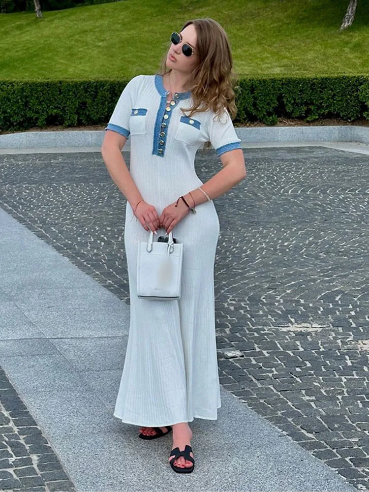 Женское джинсовое трикотажное платье с v-образным вырезом