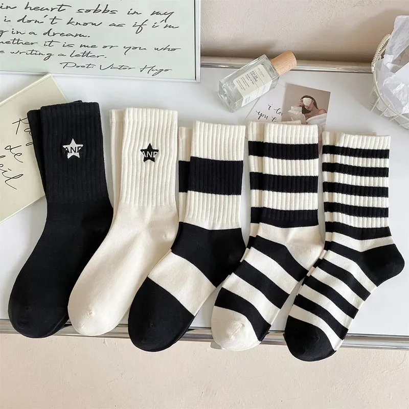 

5 Pairs Of Women's Black And White Striped Socks Set Minimalist Style Embroidered Pentagram Women's Sports Socks Cotton Socks