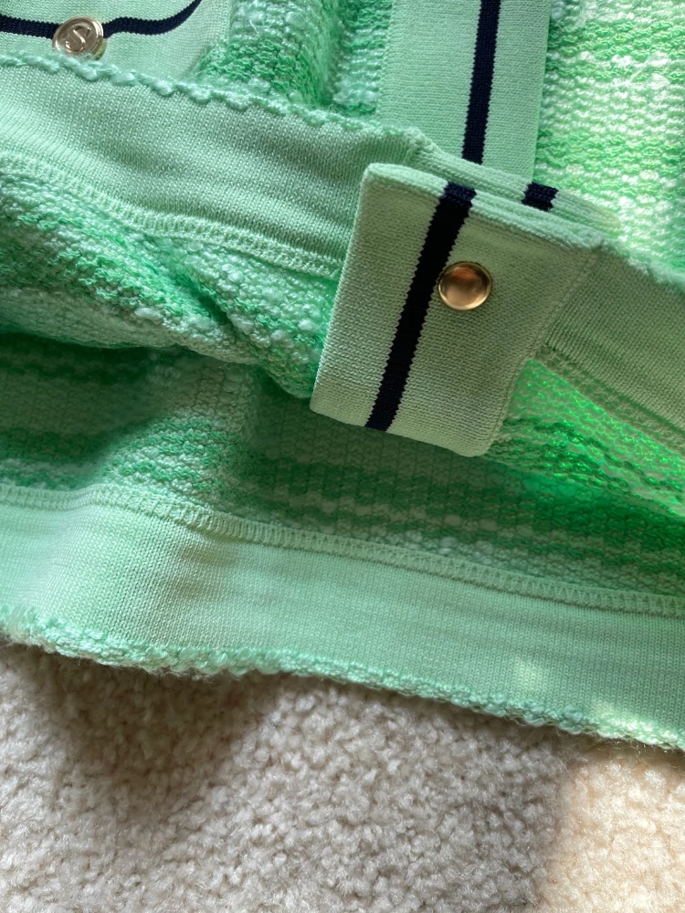 

2022 Spring New Design Women‘s Green Contrast Trim Knitted Cardigan