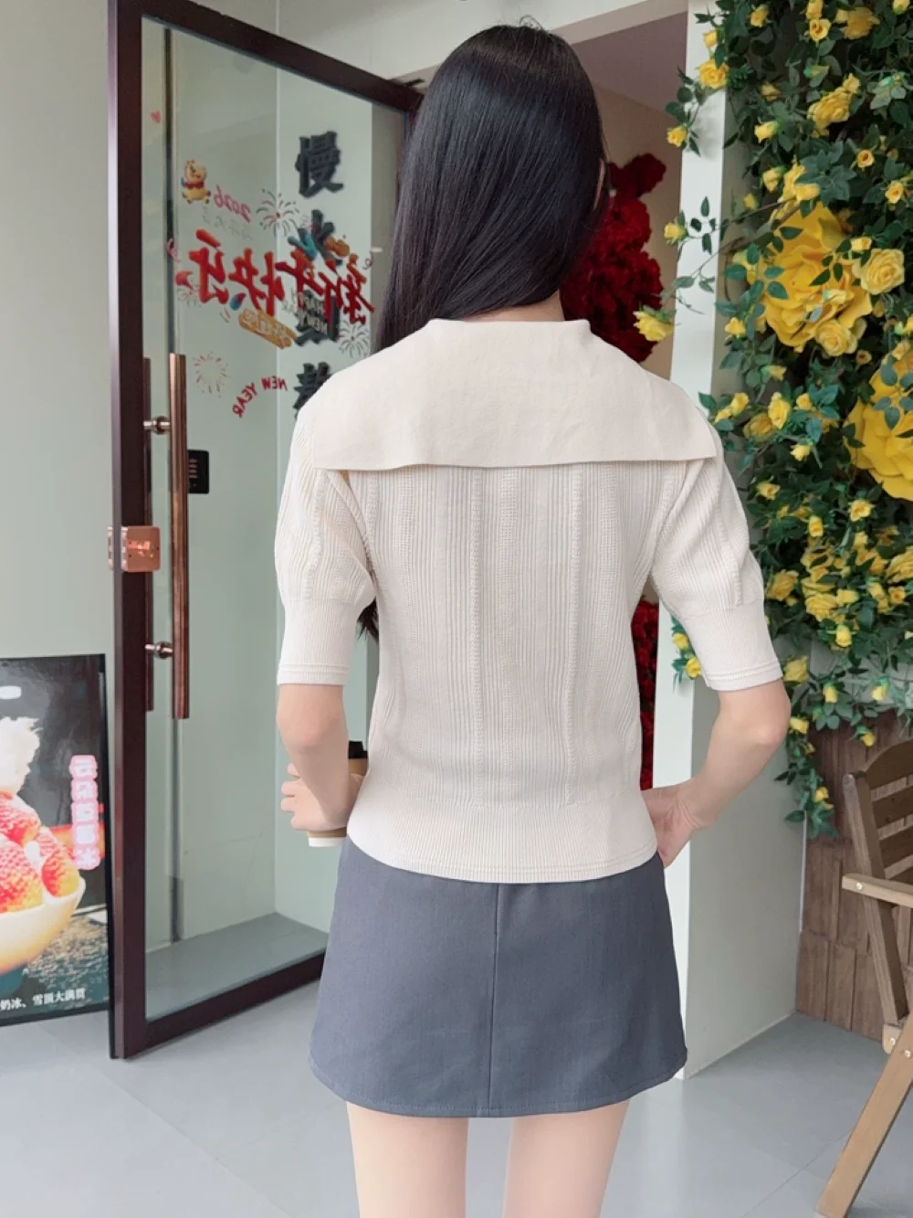 Фото XIMIAN APPAREL 2026 YAZHIMEI: Новая весенняя коллекция женских повседневных свитеров из рубчатой ткани цвета слоновой кости с круглым вырезом и коротким рукавом №4