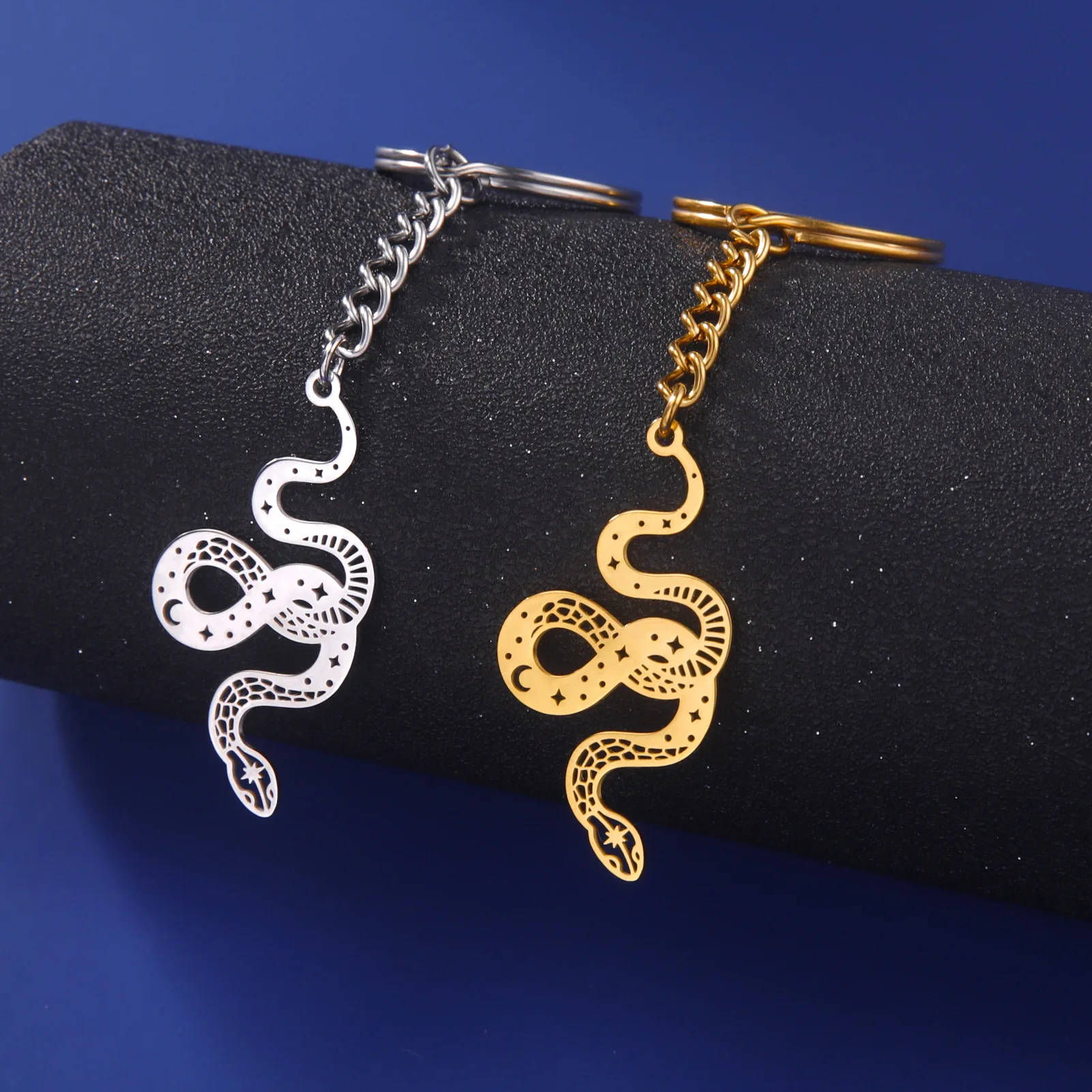 2024 новый модный брелок из титановой стали с вырезом в виде витой змеи