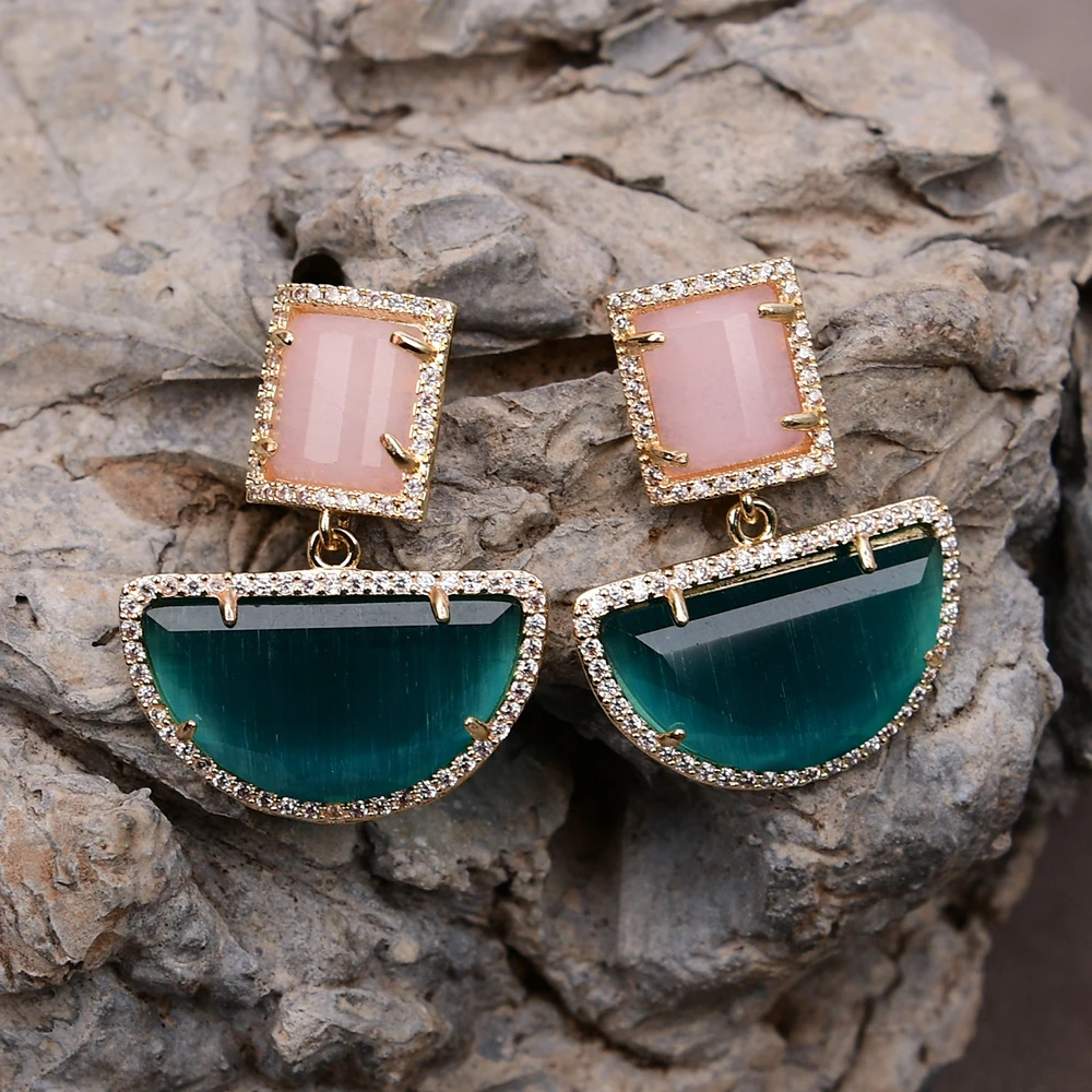 Серьги-гвоздики с натуральным розовым и зеленым камнем |