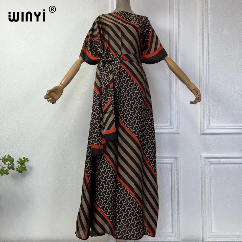 Платье-кафтан с круглым вырезом и коротким рукавом свободного покроя