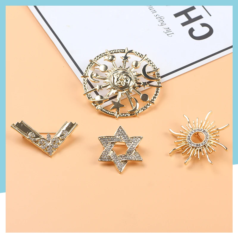 

New Wholesale Light Luxury Retro Geometric Gold Embossed Metal Brooch Fashion Accessories Gifts for Women