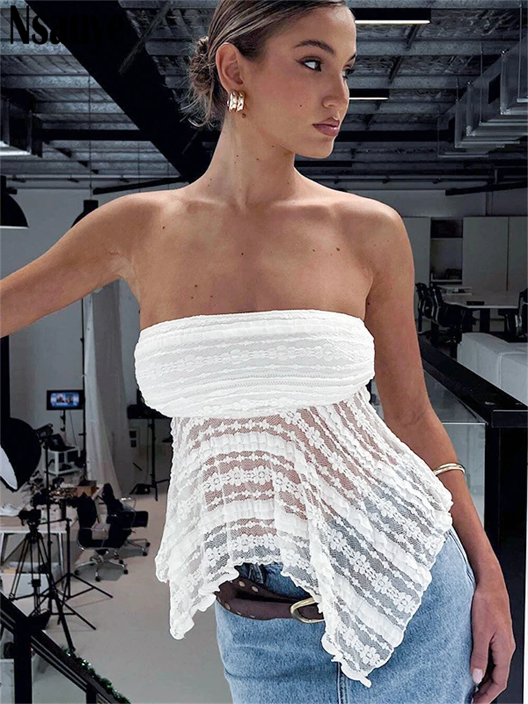 Кружевной укороченный топ без бретелек с открытыми плечами