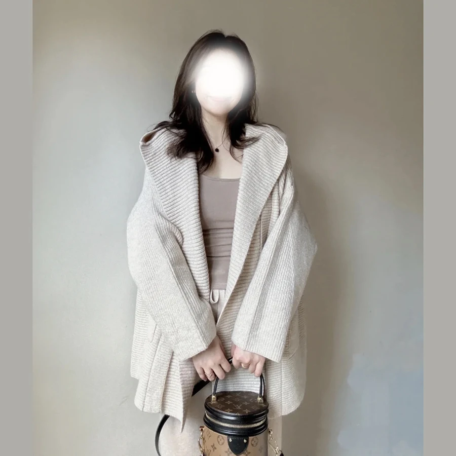 Свободный утолщенный кардиган средней длины с капюшоном и большим карманом