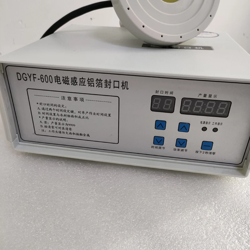 Круглая бутылка клейкая наклейка квадратный код ручная упаковочная