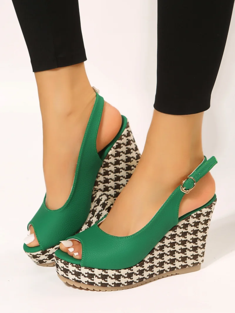 

Женские босоножки на танкетке, летние сандалии из искусственной кожи с открытым носком, массивная обувь-гладиаторы с ремешком на пятке, мод...