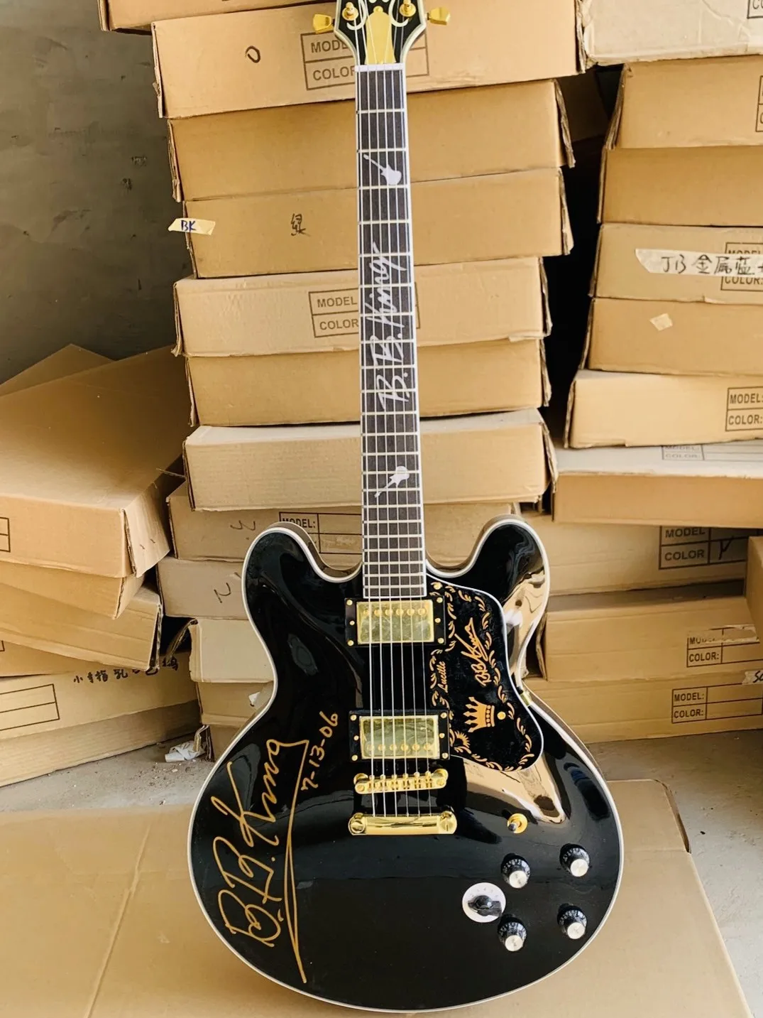 

Chinese Electric Guitar Black Color BB kING 6 String Jazz Guitar Semi-Hollow Gold Hardware Rosewood Fingerboard Glossy Finish