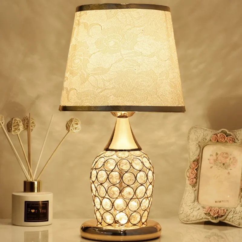 

Простая настольная лампа для спальни, декоративная прикроватная лампа в европейском стиле, креативная, теплая, современная, романтичная, модная, с кристаллами