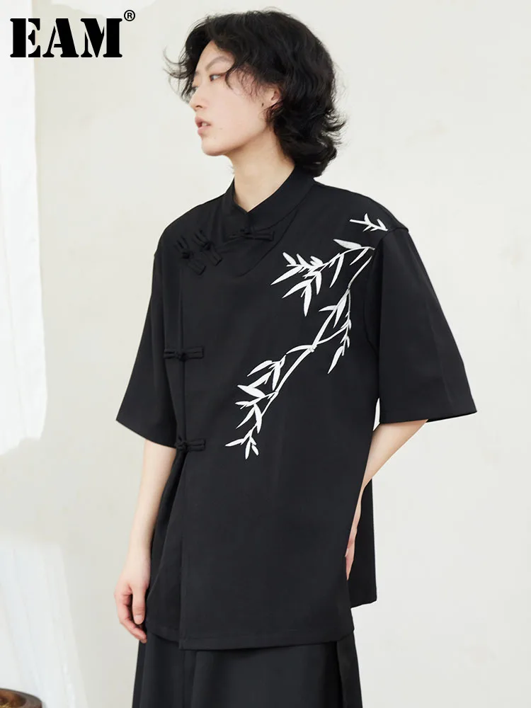 

[EAM] Women Embroidered Buckle Big Size Blouse New Stand Collar Short Sleeve Loose Shirt Fashion Spring Summer 2023 1DF9077