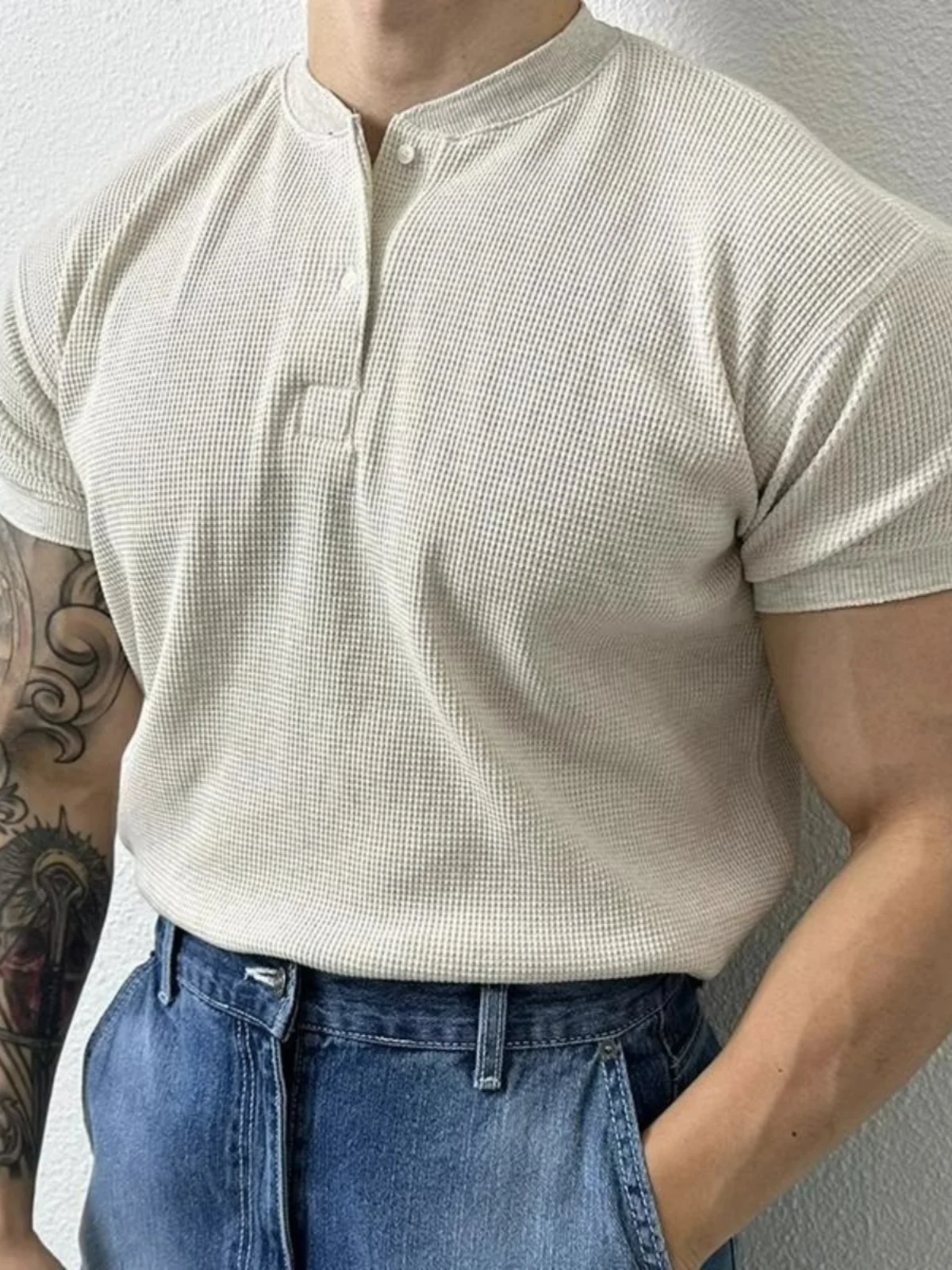 Повседневная футболка с короткими рукавами и воротником Генри в американском