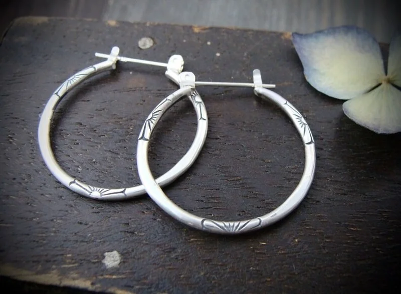 

Retro Three-dimensional Atmosphere Simple Exaggerated Personality Geometric Big Hoop Earrings