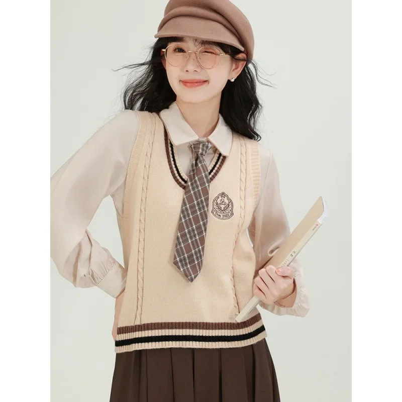 Винтажный комплект полосатых трикотажных жилетов и рубашек в стиле преппи