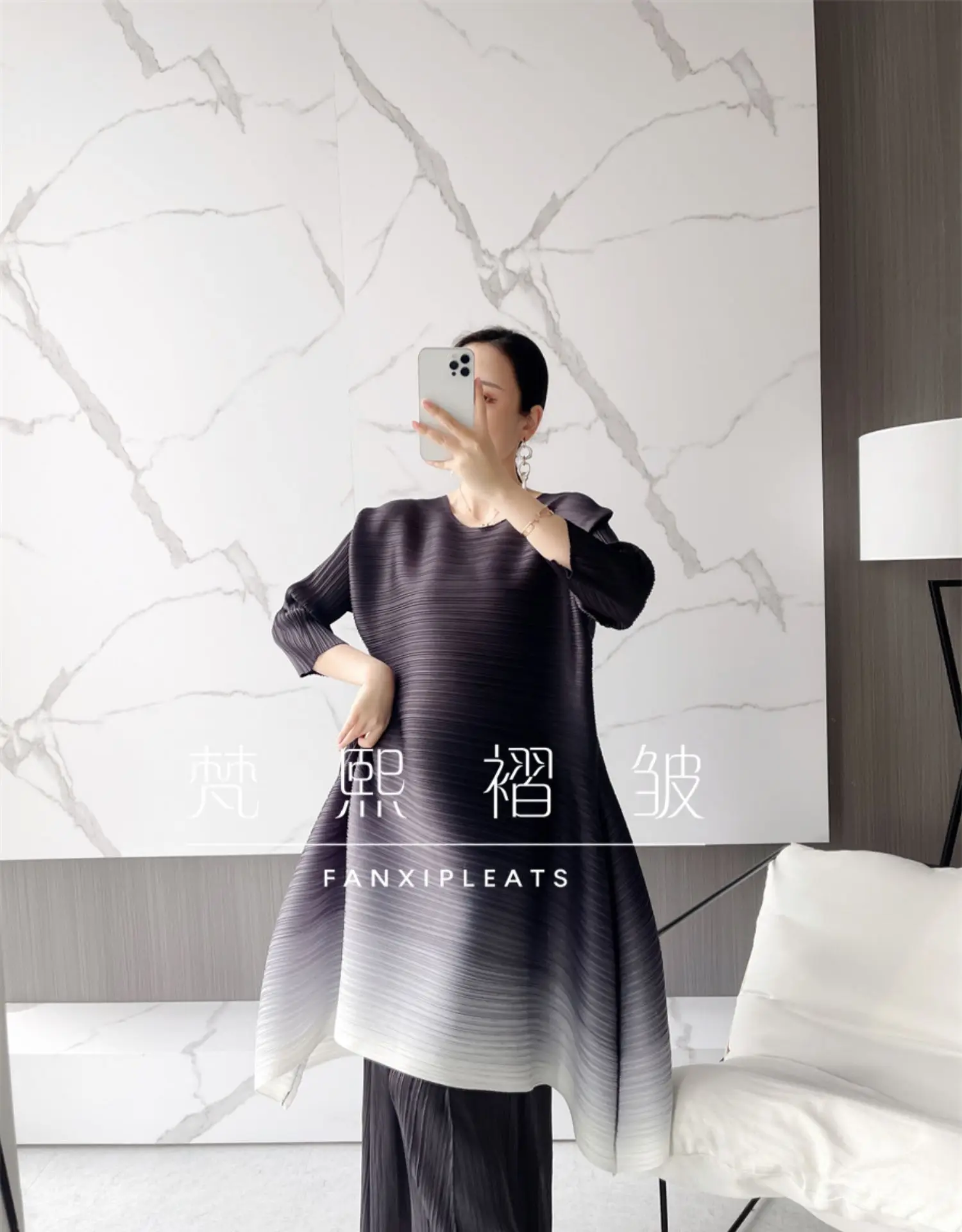 Футболка миаке со складками на шнурке и брюки двойного сложения из светильник