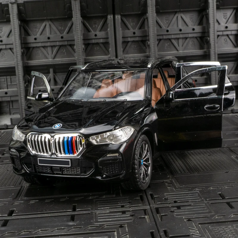 Фото Модель автомобиля BMW X5 из сплава металла в масштабе 1:24, двери, передний капот и багажник открываются, с функциями звука и света. №1