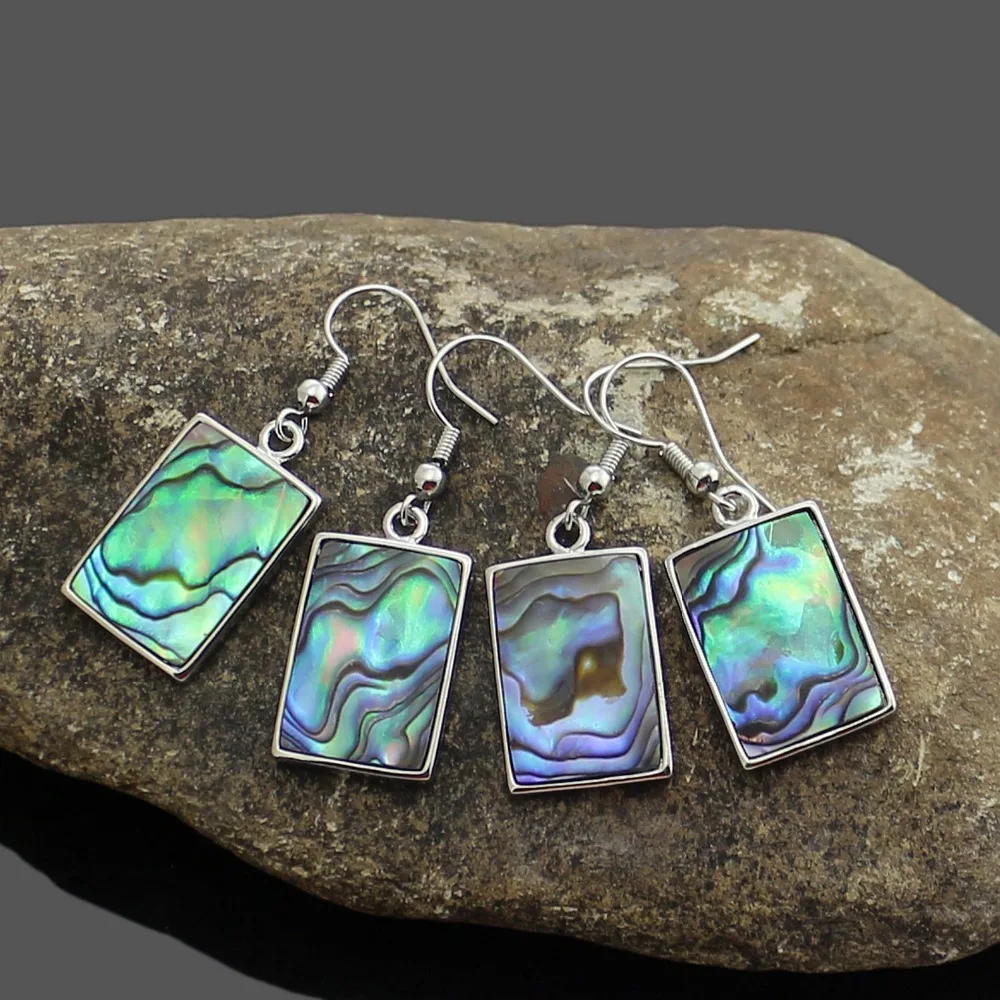 Винтажные этнические женские серьги-каффы с подвесками из простых геометрических прямоугольников, украшенных натуральными морскими раковинами абалоне и перламутром матери-жемчужины.