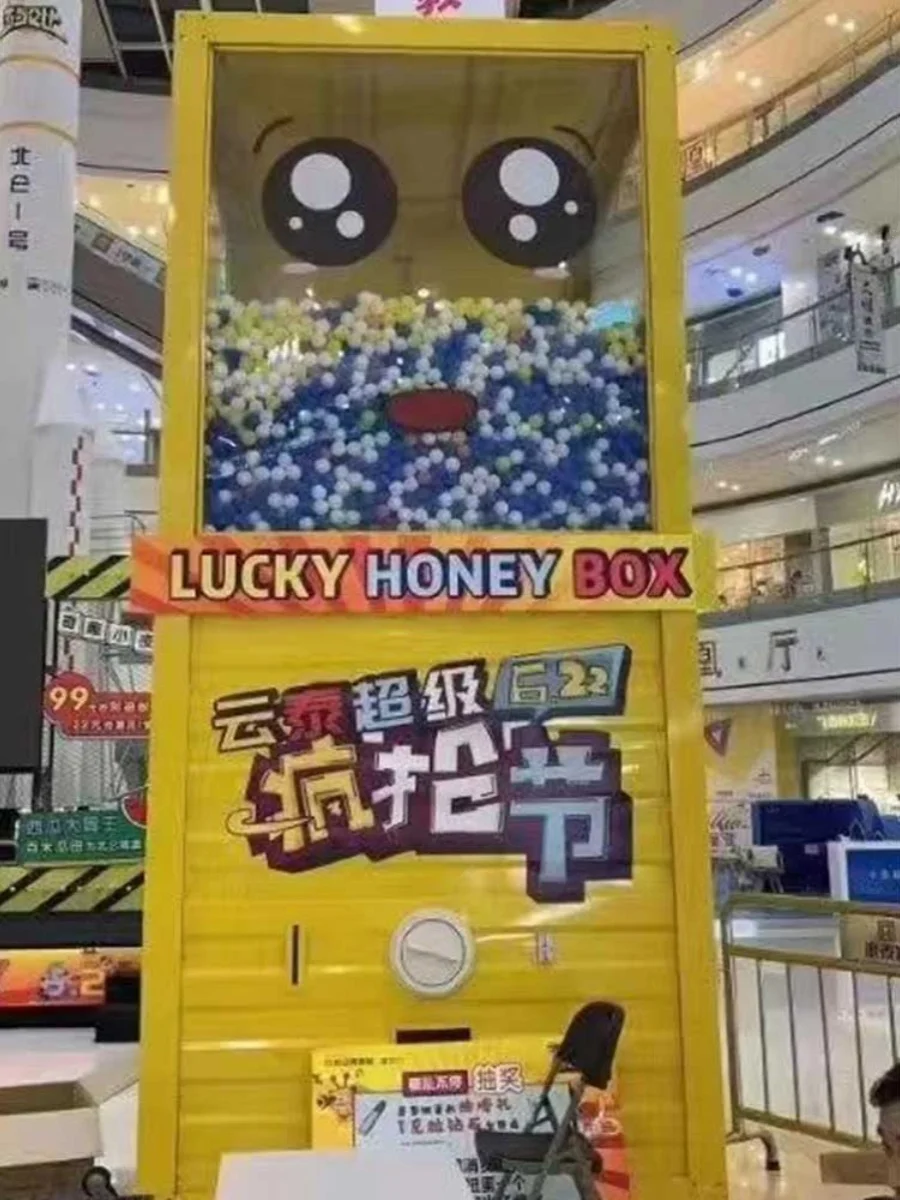 Большая пластиковая статуэтка машины для скручивания яиц