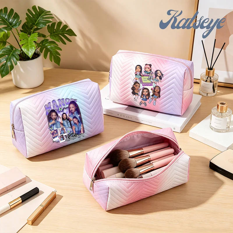 Фото Женская косметичка Katseye Kawaii, большая вместительная портативная сумка на молнии для хранения косметики, с принтом K-pop, кошелек для монет, дорожная сумка для туалетных принадлежностей №1