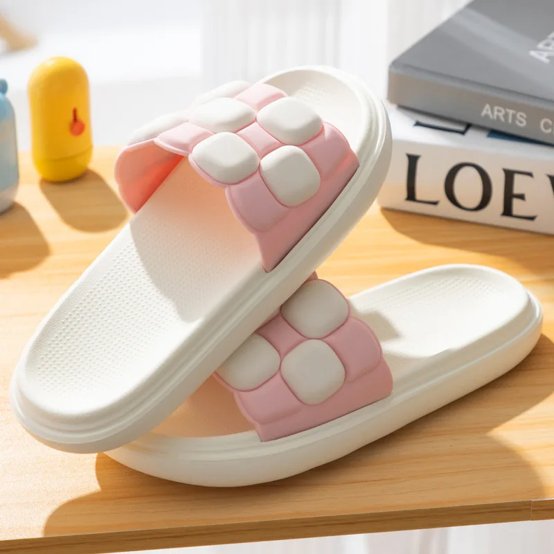 

Женские нескользящие шлепанцы в шахматную клетку, на мягкой подошве