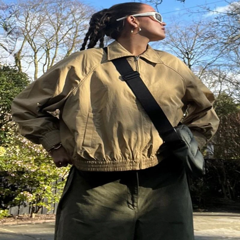 

Женская куртка-бомбер с рукавами «летучая мышь» и карманами