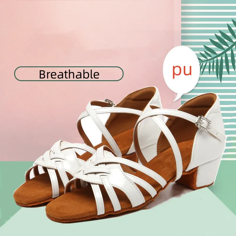 

Новое поступление; Детская обувь из искусственной кожи для латинских танцев; Мягкие Замшевые танцевальные сандалии для бальных танцев; Цвет белый; Каблук 3,5 см; Стразы с пряжкой