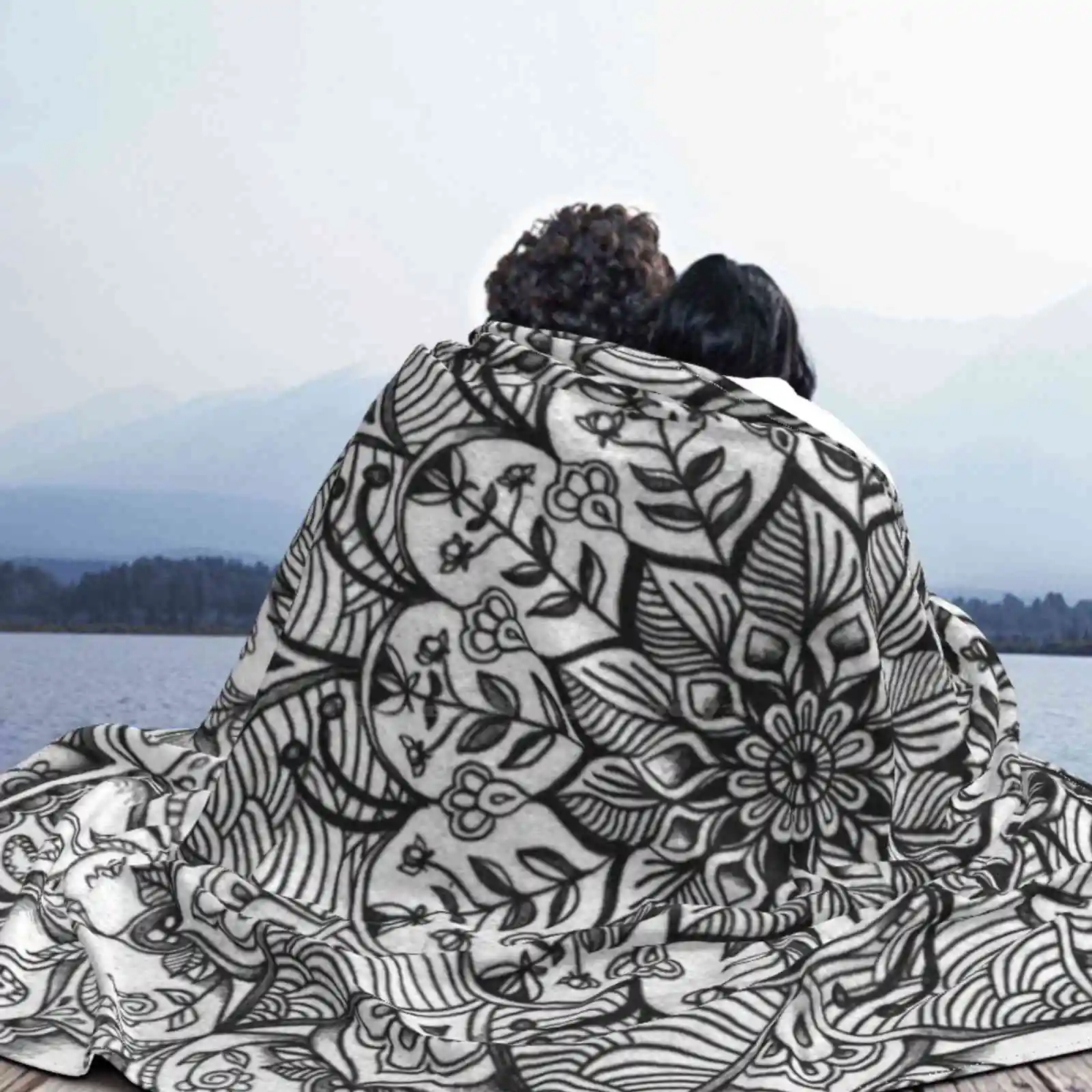 Оттенки серо-моно с цветочными каракулями модное мягкое теплое одеяло Micklyn Grey Mono